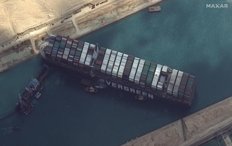 Nava Ever Green venea din China și se îndrepta spre Rotterdam, Olanda, în momentul în care vântul puternic a împins-o de-a curmezișul canalului care face legătura dintre Marea Mediterană și Marea Roșie