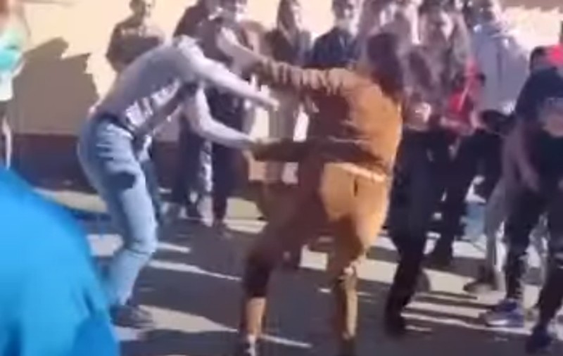 Două fete s-au bătut în curtea unui liceu din Brașov sub privirile nepăsătoare ale colegilor. De la ce a pornit conflictul