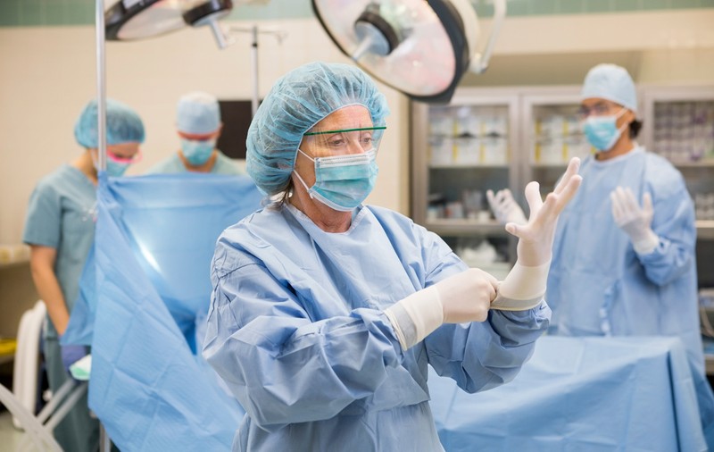La nici o lună de la înființare, o firmă a început să vândă produse medicale la suprapreț către spitalele din București!