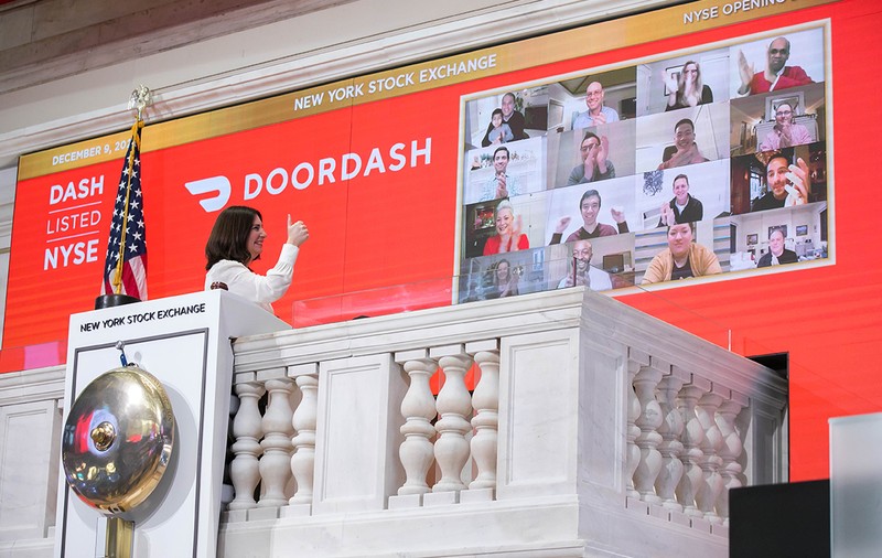Euforia continuă pe bursele din SUA: Airbnb și DoorDash, evaluate la zeci de miliarde de dolari, deși sunt pe pierdere