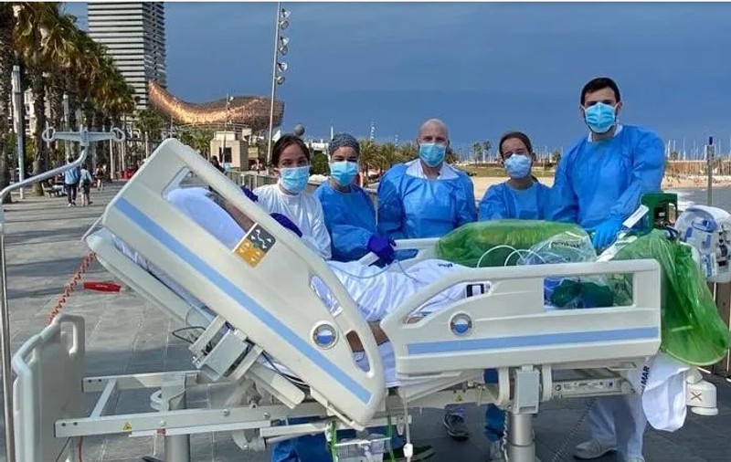 Un spital din Barcelona duce la mare pacienții recuperați după COVID