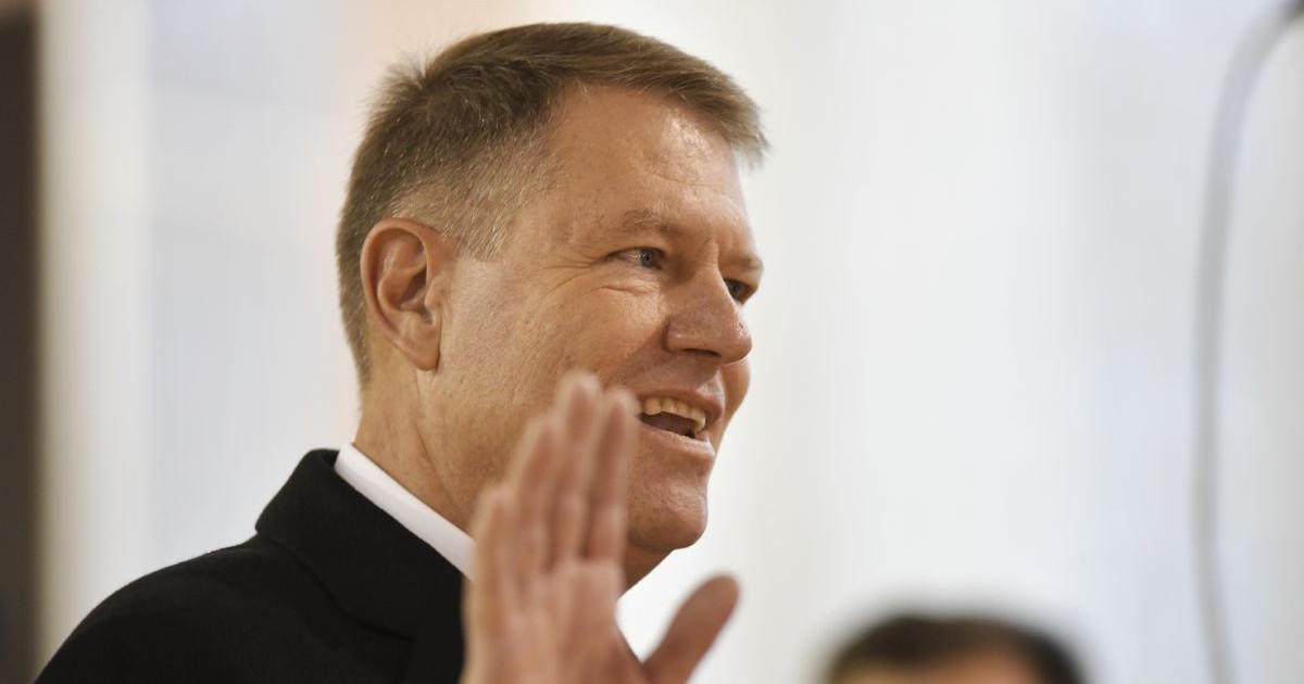 Klaus Iohannis, președintele României, în prim plan, în timp ce face cu mâna, după ce a votat
