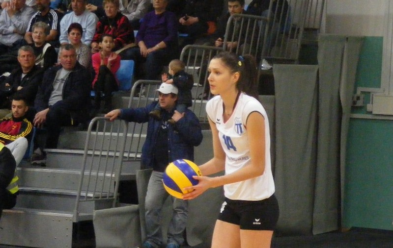 Sportul oferă încă o lecție uluitoare de voință! Născută fără două degete la o mână și fără trei la cealalta, Mihaela Ozun face volei de mare performanță: ”Sportul a dat sens vieții mele”. A calificat-o pe CSM București în semifinalele Challenge Cup! ”Dacă Dumnezeu îți dă, Dumnezeu îți și ia! Mulțumesc tuturor că exist”