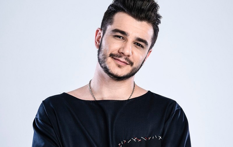 Vlad Drăgulin îi dăruiește un talisman norocos unui fost concurent “X Factor”