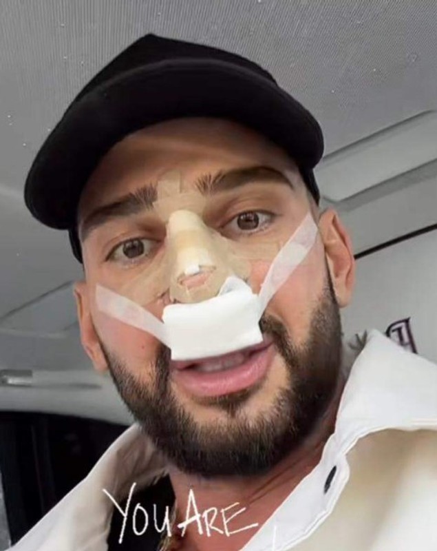 Dorian Popa, cu nasul bandajat și înconjurat de bodyguarzi, la proces. Ce s-a întâmplat cu artistul