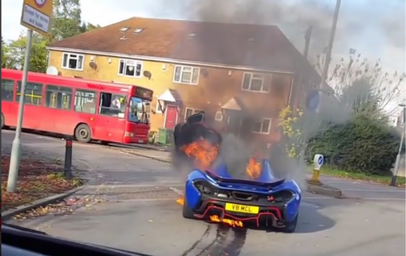 VIDEO| Un bolid de un milion de lire a luat foc în plină stradă