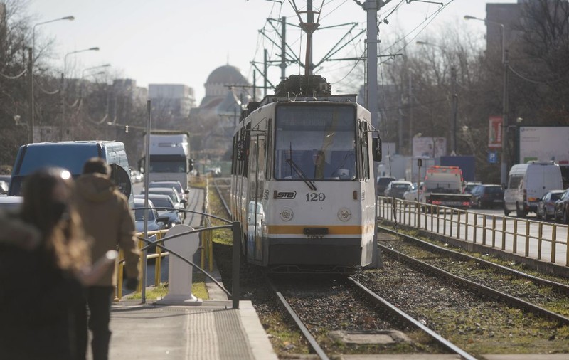 Un tramvai a sărit de pe șine și s-a izbit puternic de un stâlp, în Capitală. Circulația a fost blocată mai bine de o oră