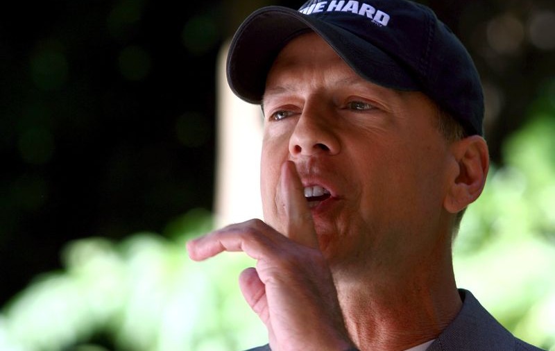 Bruce Willis, dat în judecată pentru că a pătat un covor cu vin