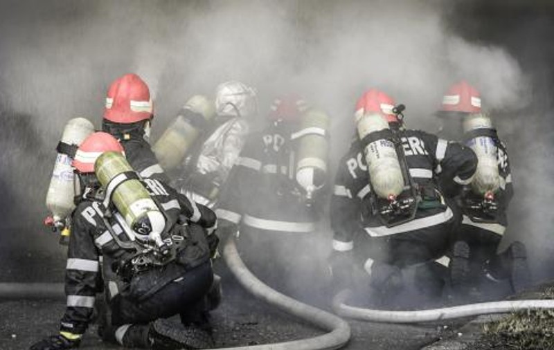 Incendiu la un depozit en gros din Brăila. Un stand din incinta Tug Center a luat foc, iar spațiul comercial a fost inundat cu fum