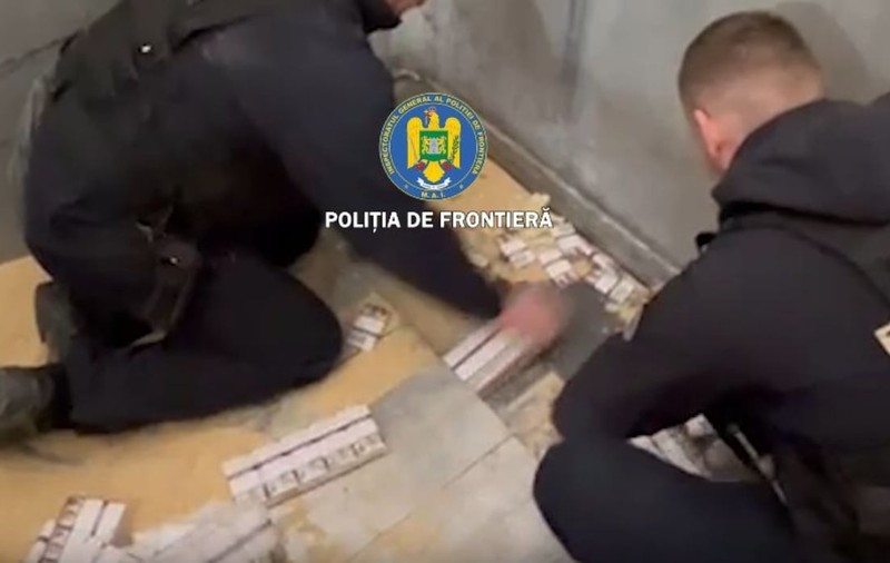 Cum a fost lovit un polițist de frontieră de cartușele de țigări ascunse în podeaua unui TIR oprit la vamă la Siret | VIDEO