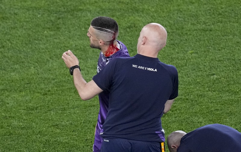 Ultrașii britanici i-au spart capul lui Cristiano Biraghi, de la Fiorentina, în timpul finalei Conference League de la Praga