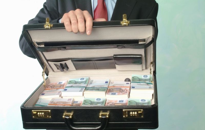 Fostul primar din Zărneşti, trimis în judecată pentru mită