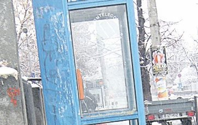 S-a mutat într-o cabină telefonică să scape de frig