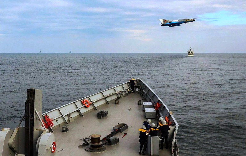 Piloții români taie pofta rușilor de joacă cu navele NATO. Uite că și MIG 21 Lancer poate!...