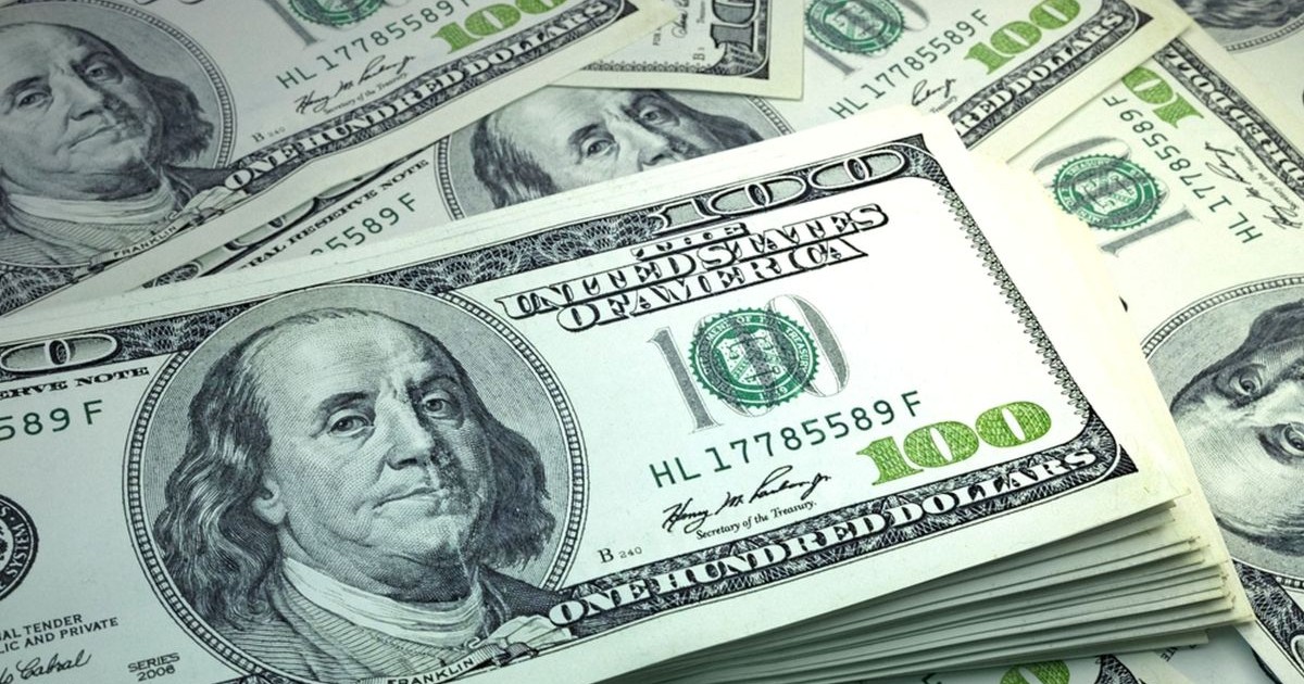 Bancnote 100 de dolari americani așezate la gramadă