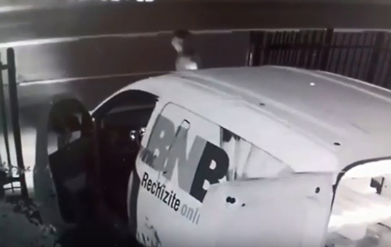 VIDEO | Un hoț la bustul gol a furat dintr-o mașină din Cluj, de față cu șoferul!