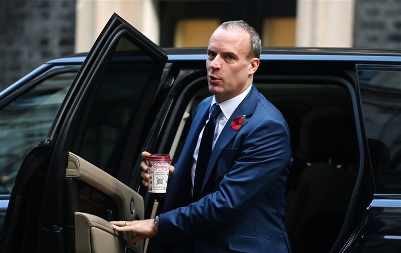 Dominic Raab, ministrul britanic al justiției, acuzat de hărțuire. O publicație scrie că a aruncat cu roșii într-o ședință