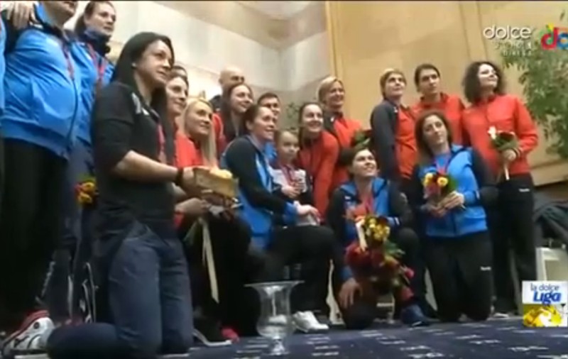 Naționala feminină de handbal a României s-a întors în țară cu medaliile de bronz. Selecționerul suedez Tomas Ryde nu a venit / GALERIE FOTO