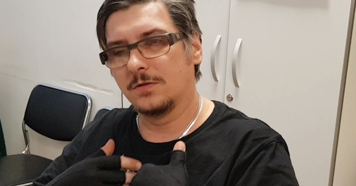 Marian Leușteanu poate cânta din nou la doi ani după Colectiv pentru că ”îngerii” i-au redat degetele arse de flăcări. ”Scoțând răul la lumină, el nu poate să te bântuie”, spune fostul basist al trupei Monarchy Band, care acum are o nouă trupă, CRMN, cu care va cânta vineri, ântr-un club din Capitală, pentru prima dată după Colectiv.