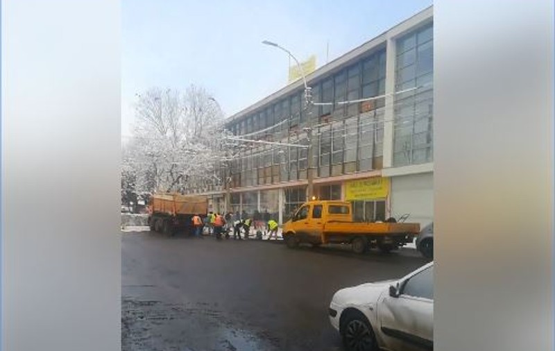 VIDEO | Drum asfaltat peste zăpadă în Cluj-Napoca. „Am sunat la primărie să fac o sesizare unde m-au pasat la 3 persoane”