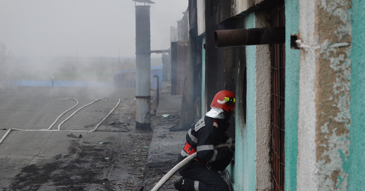 Pompierii din Brăila se luptă de aproape 12 ore să stingă un incendiu puternic la o fabrică dezafectată de preparare a cărnii