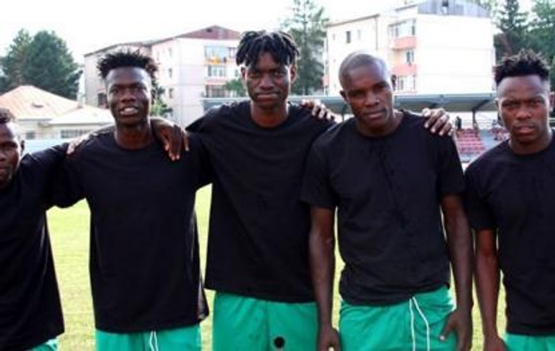 Cinci fotbaliști camerunezi, blocați în România. ”Stau bine merci la Fălticeni”