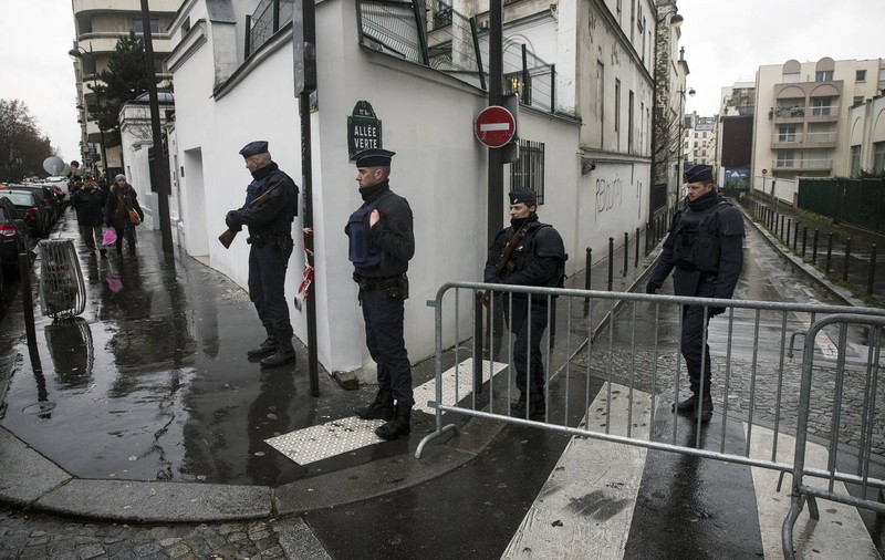 Patru arestări, în cazul atentatelor din Paris