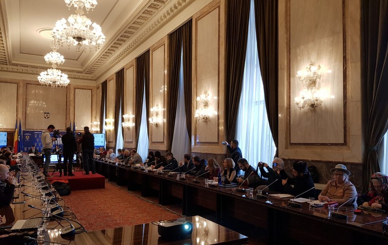 Dezbatere aprinsă pe tema buletinelor electronice: "Ni se pune în pericol mântuirea" / "Suntem amprentați ca infractorii"﻿