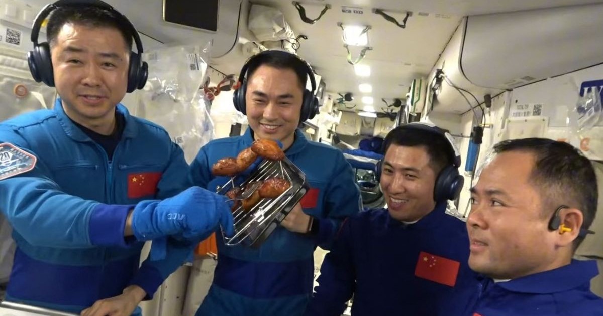 Echipajul Shenzhou-21, format din Zhang Lu, Wu Fei și Zhang Hongzhang, aflată la bordul stației spațiale chineze Tiangong, gătește pui într-un cuptor special conceput pentru medii cu 0 gravitație