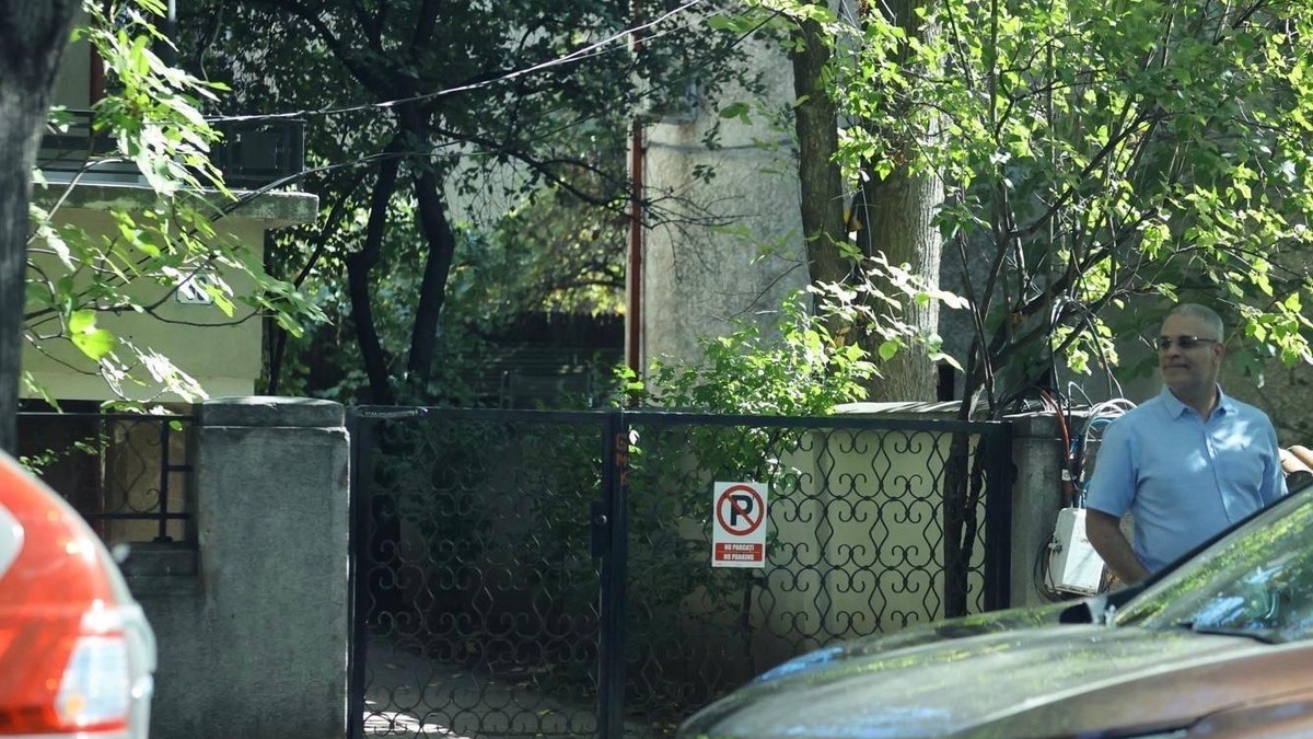 Tal Hanan în fața Institutului Aspen, din București, înființat chiar de Mircea Geoană