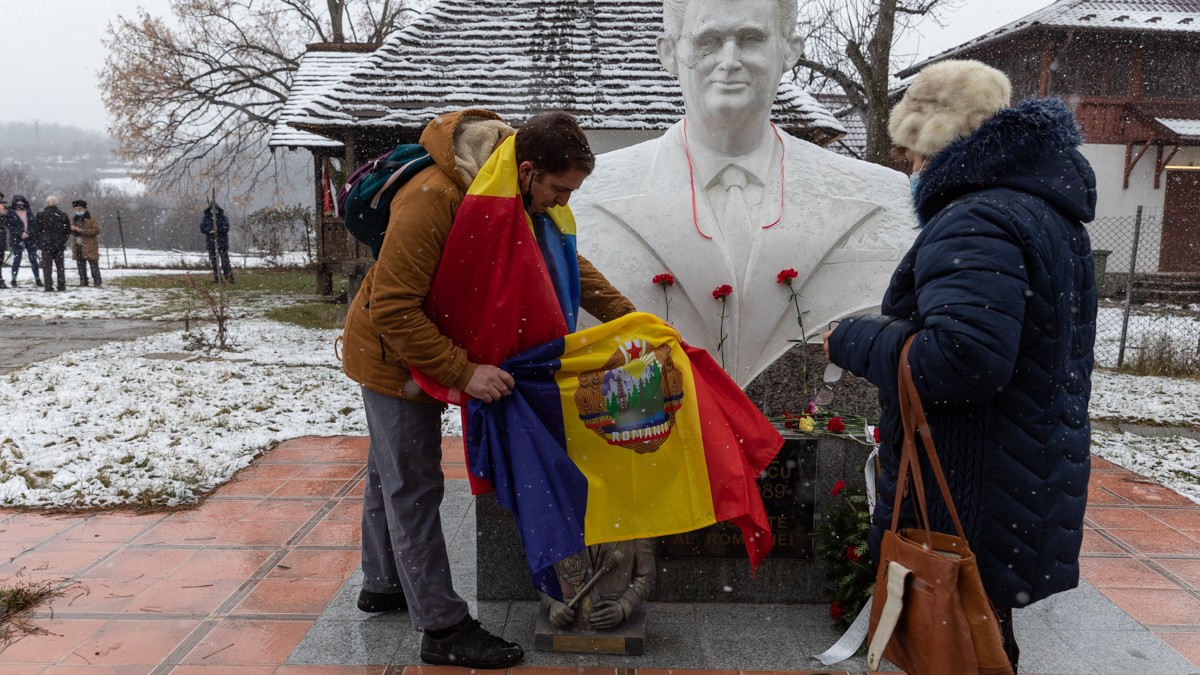 De ziua lui, Nicolae Ceaușescu a fost comemorat de nostalgicii comunismului la casa din orașul natal, Scornicești, jud. Olt. Foto: Vlad Chirea / Libertatea
