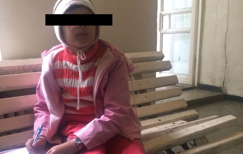 Doi părinți din Iași refuză să-și opereze fetița bolnavă de cancer. Tatăl e convins să medicii vor să fure organele copilei