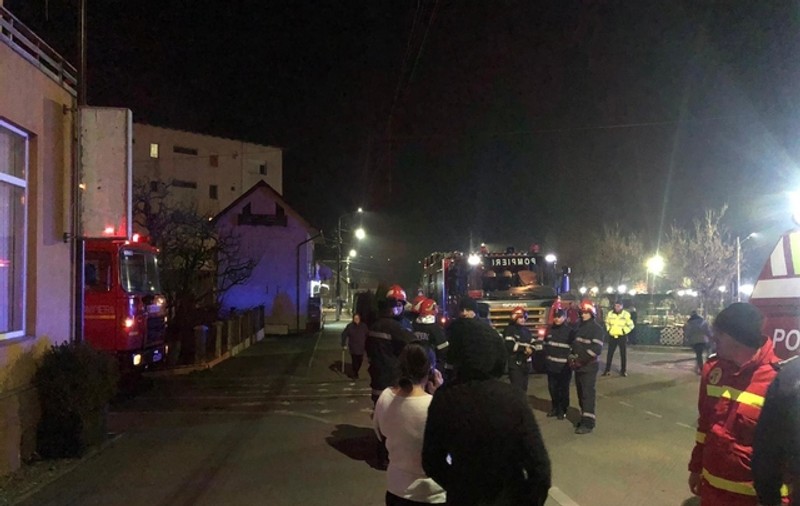 Explozie într-un bloc din Fieni, Dâmbovița. Două persoane, soț și soție, au fost rănite