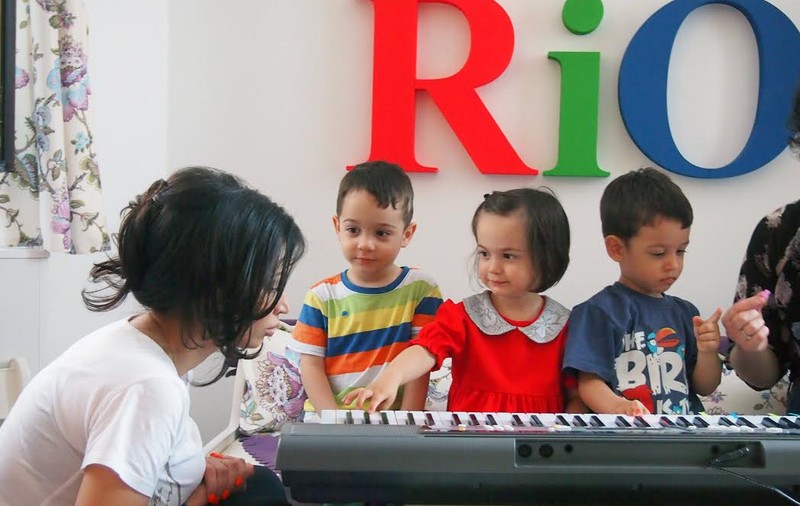 Tripletii Nicoletei Luciu au invatat sa cante la pian! Iata ce surpriza i-au facut celebrei lor mame!