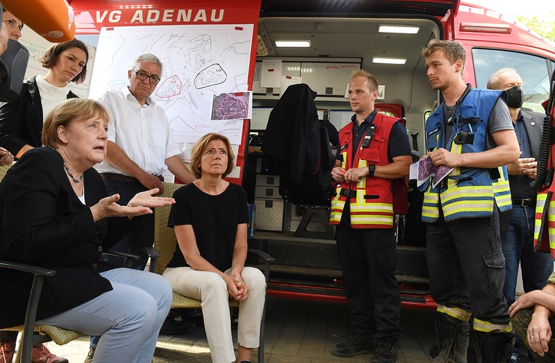 Cancelarul german Angela Merkel și premierul de stat din Renania-Palatinat Malu Dreyer discută cu reprezentanții municipalități din Adenau | Foto EPA