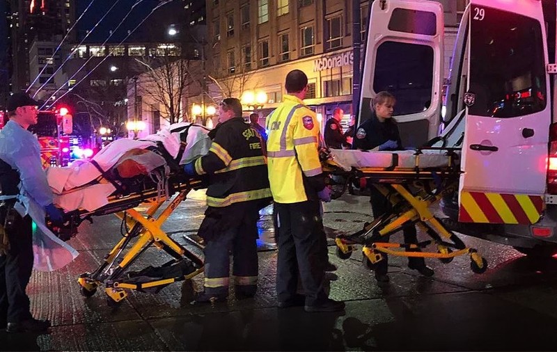 Atac armat în fața unui restaurant fast-food din Seattle. Suspectul a fugit după ce a ucis o persoană și a rănit alte şapte, între care un băiat de 9 ani