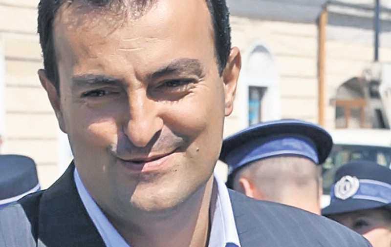 Apostu, supărat că n-a luat «rata» la timp!