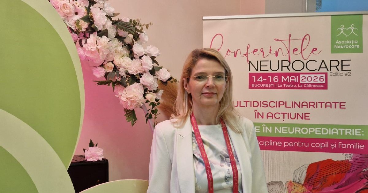 O femeie blonda imbracata in alb, avand in spate un rollup pe care scire Neurocare. Prof.dr. Raluca Teleanu medic neurolog pediatru tranziția de la copii la adulți