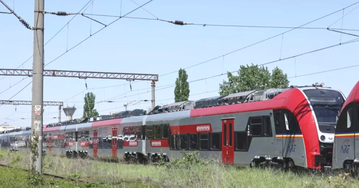 Imaginea prezintă rame electrice moderne PESA în culorile roșu și argintiu, inscripționate cu sigla ARF, staționate pe șinele de cale ferată.
