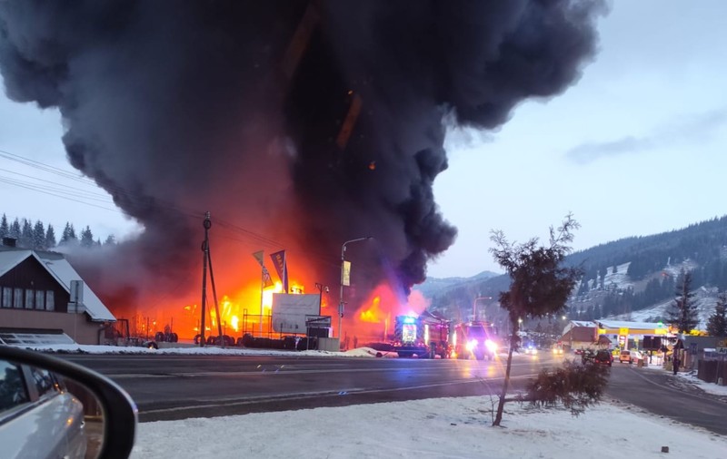 Incendiu la un depozit de cauciucuri în localitatea Argestru, din județul Suceava. Intervin 11 autospeciale pentru stingerea focului