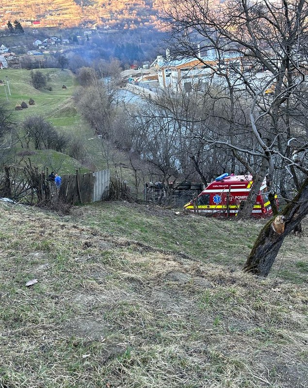 O mașină de pompieri s-a răsturnat în drum spre un incendiu, în Bistrița-Năsăud. 3 pompieri au fost răniți