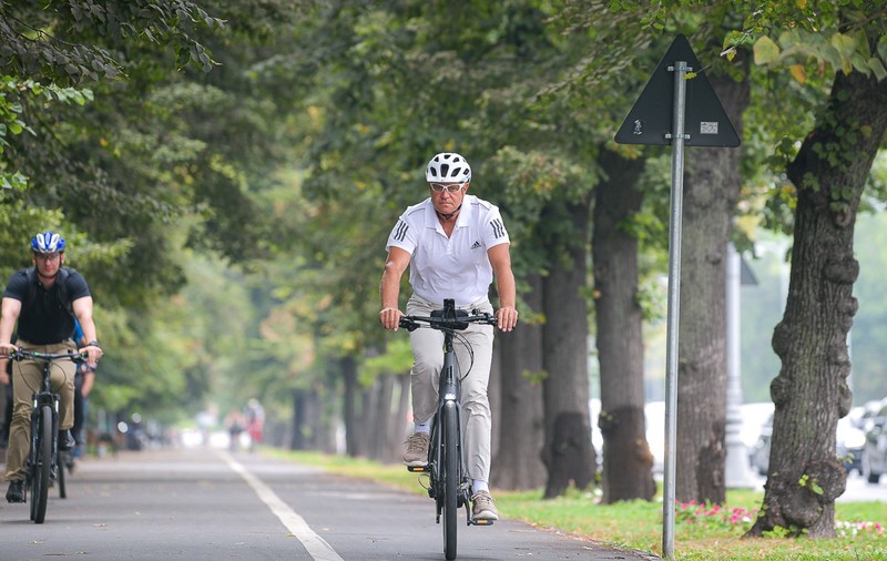 Cât costă bicicleta cu care a mers astăzi Klaus Iohannis spre Palatul Cotroceni