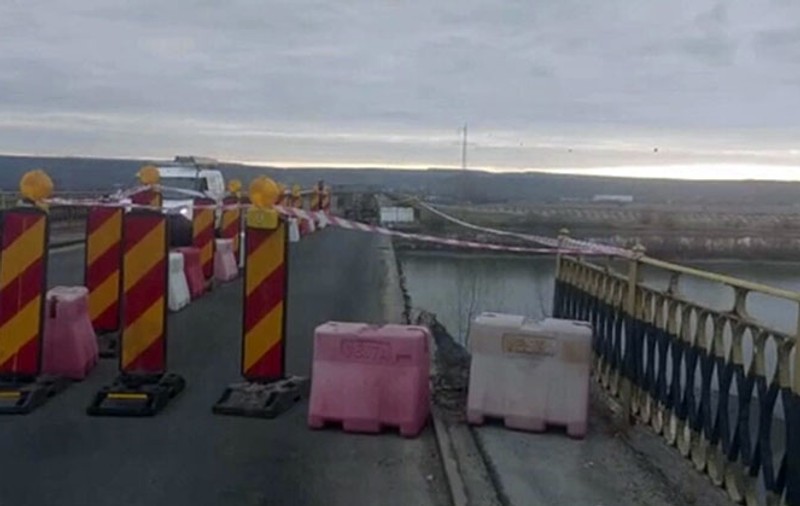 O porțiune dintr-un pod vechi de 120 de ani din Vâlcea s-a prăbușit. Traficul este restricționat