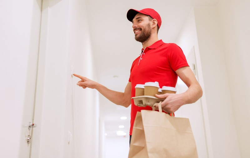Restaurantele care livrează mâncare la domiciliu și platformele digitale câștigă de pe urma epidemiei de coronavirus