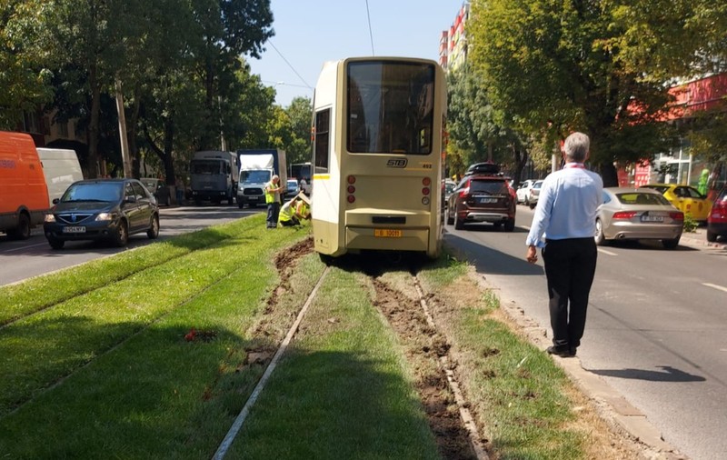 STB a cerut primăriei conduse de Piedone să scoată gazonul de pe șinele de tramvai din sectorul 5, pentru că a provocat deraieri