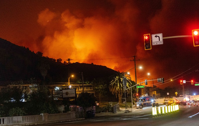 Cel puțin 10 oameni au murit în incendiile de proporții din Los Angeles: „E ca şi cum o bombă atomică ar fi fost aruncată”