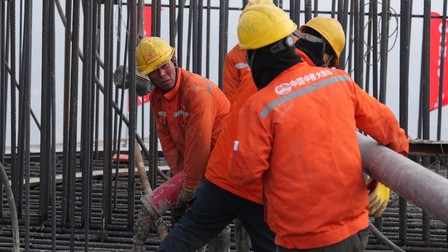 Muncitori lucrează la șantierul turnului principal nr. 5 al podului rutier-feroviar Xihoumen din Zhoushan, provincia Zhejiang, estul Chinei, 30 decembrie 2025 Foto: Hepta