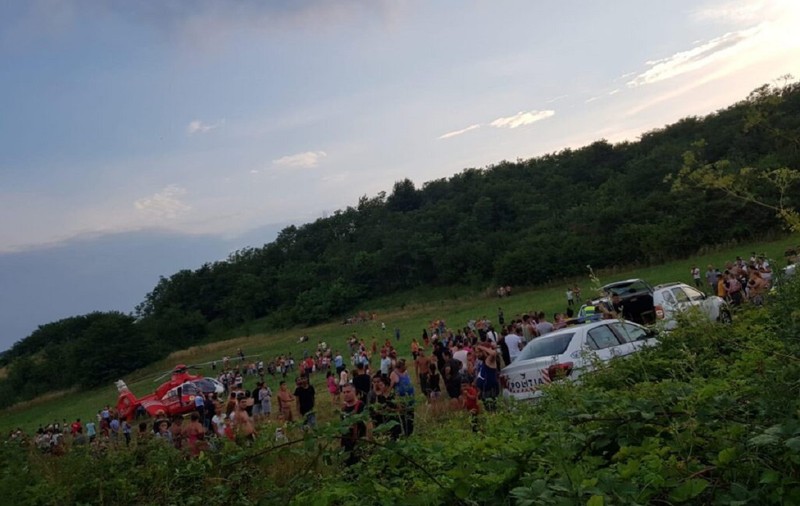 Zeci de oameni au privit neputincioși cum se stinge un copil de un an, în mașina părinților, răsturnată la Stâna, în Satu Mare