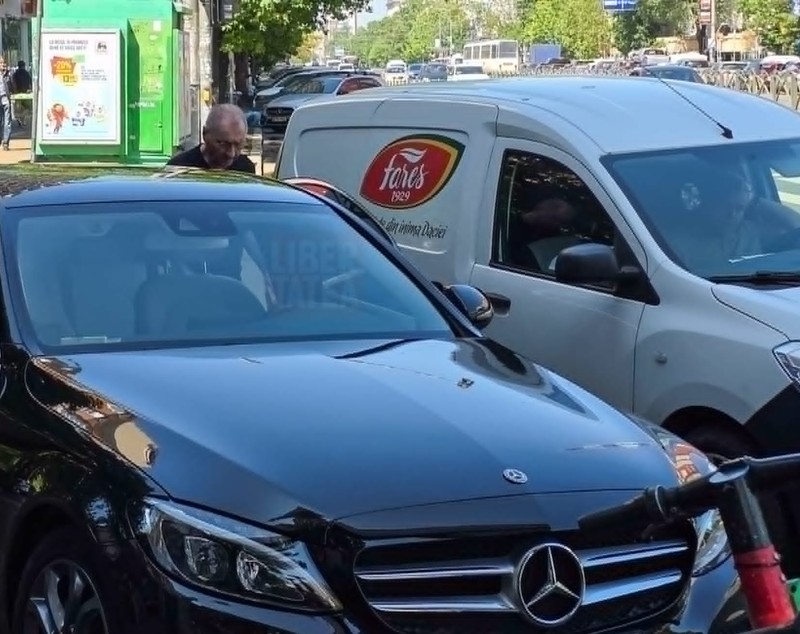Imagini rare cu Horațiu Mălăele în Capitală. Actorul a atras atenția atunci când și-a parcat mașina într-o zonă interzisă