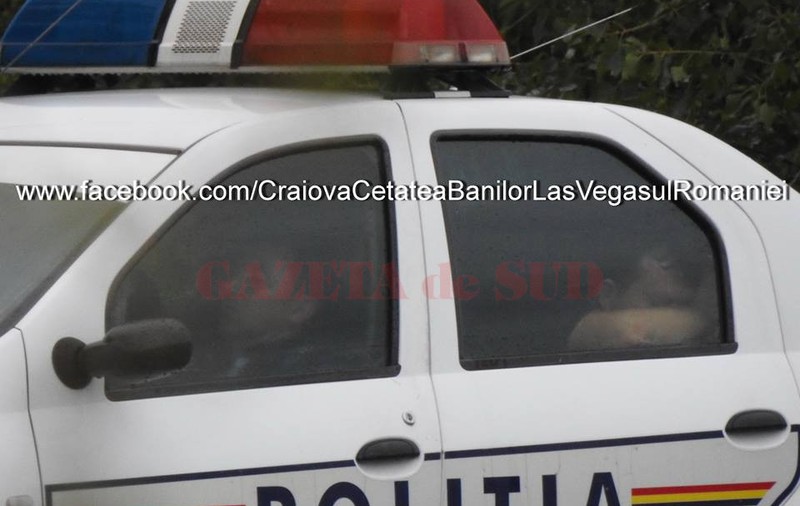 Doi polițiști au dormit în mașina de serviciu, în Craiova. Fotografia cu oamenii legii, virală pe Internet